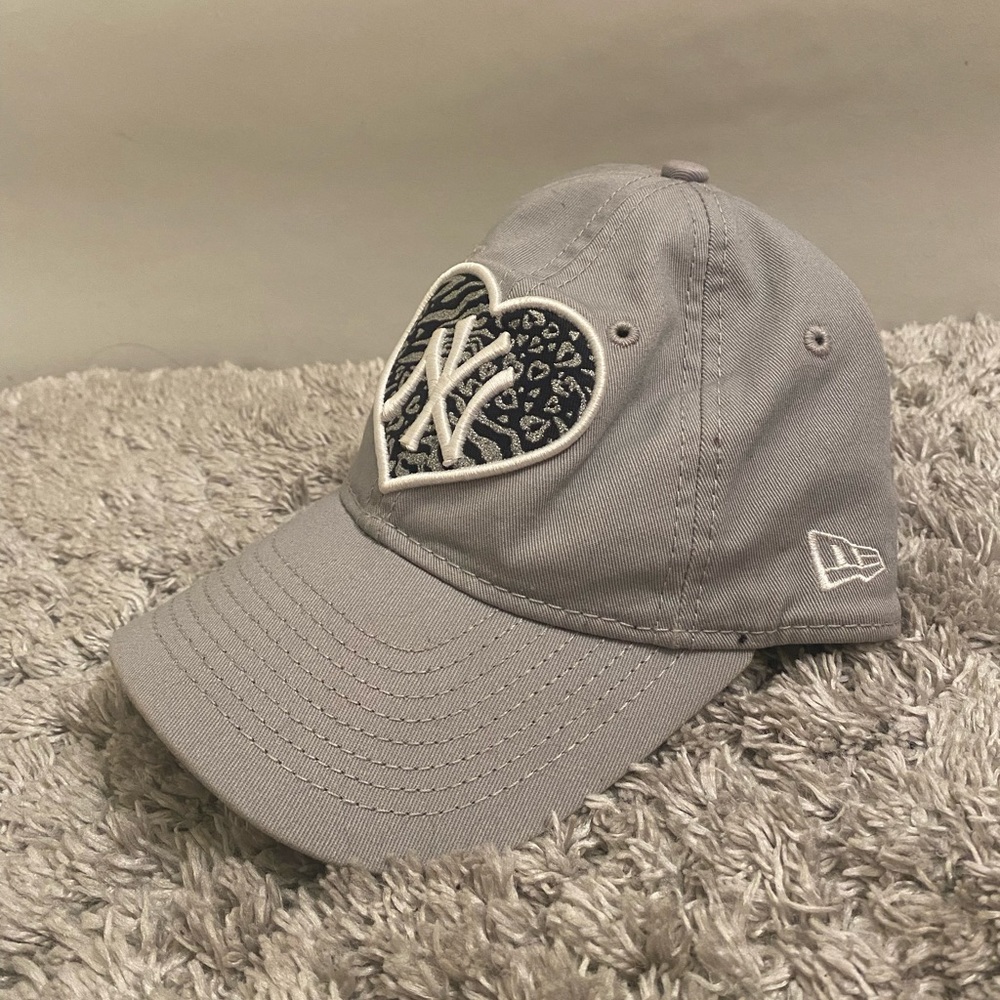 Grey Cheetah Heart Yankees Cap